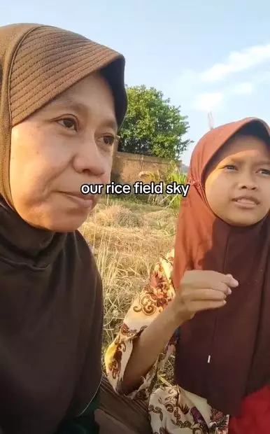 aksen keren bahasa inggris ibu-ibu Berbagai sumber