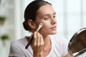 7 Foundation lokal ampuh menutupi kerutan, hasil natural dan tahan lama harga di bawah Rp100 ribu