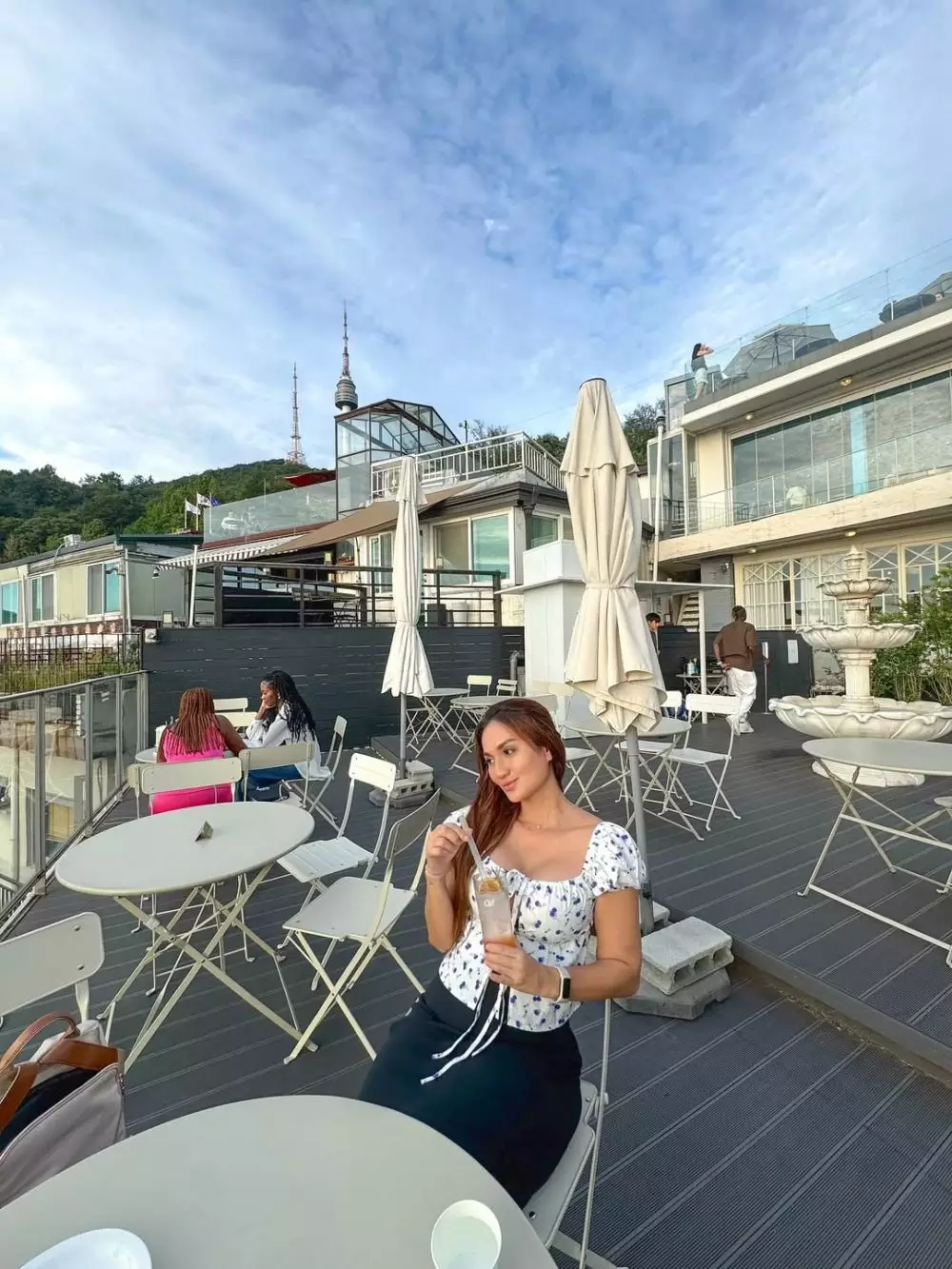 Tengku Dewi operasi percantik tubuh di Korea © 2025 brilio.net Tengku Dewi operasi percantik tubuh di Korea © 2025 brilio.net