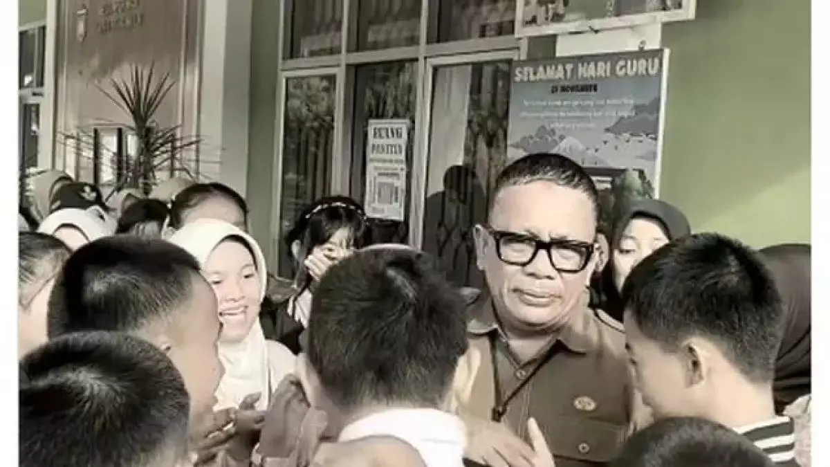 Viral kepsek di Prabumulih dicopot usia tegur anak pejabat bawa mobil ke sekolah, ditangisi para siswa