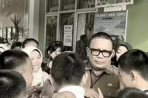 Viral kepsek di Prabumulih dicopot usia tegur anak pejabat bawa mobil ke sekolah, ditangisi para siswa