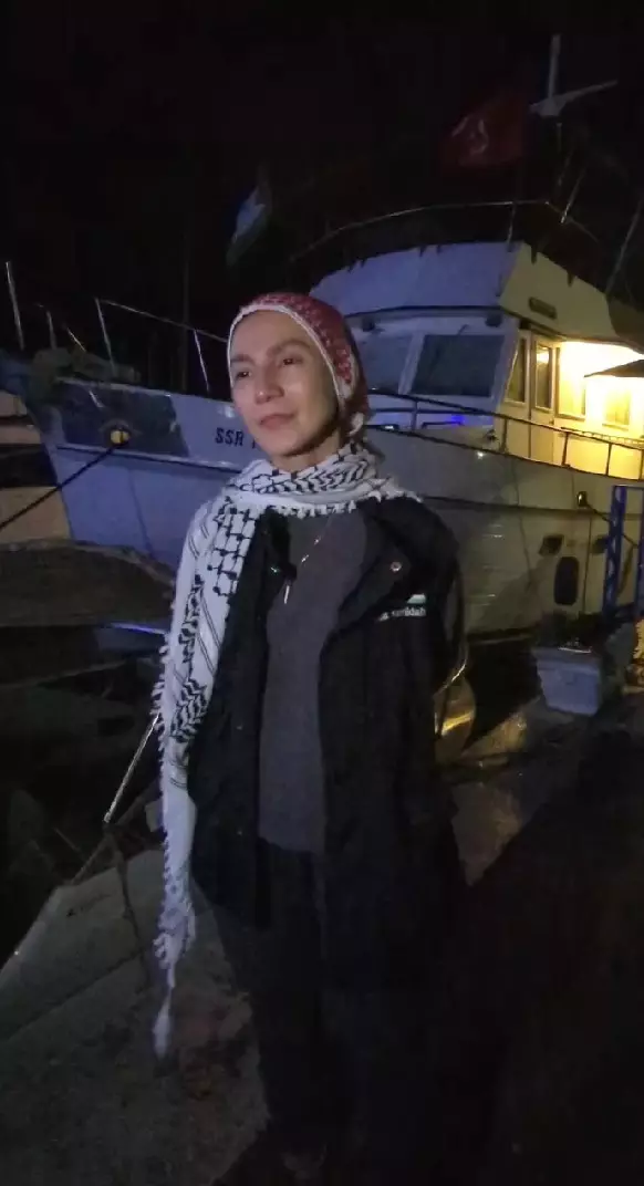 Wanda Hamidah bertahan di pelabuhan Tunisia © Instagram Wanda Hamidah bertahan di pelabuhan Tunisia © Instagram