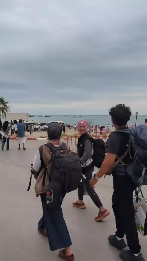 Wanda Hamidah bertahan di pelabuhan Tunisia © Instagram Wanda Hamidah bertahan di pelabuhan Tunisia © Instagram