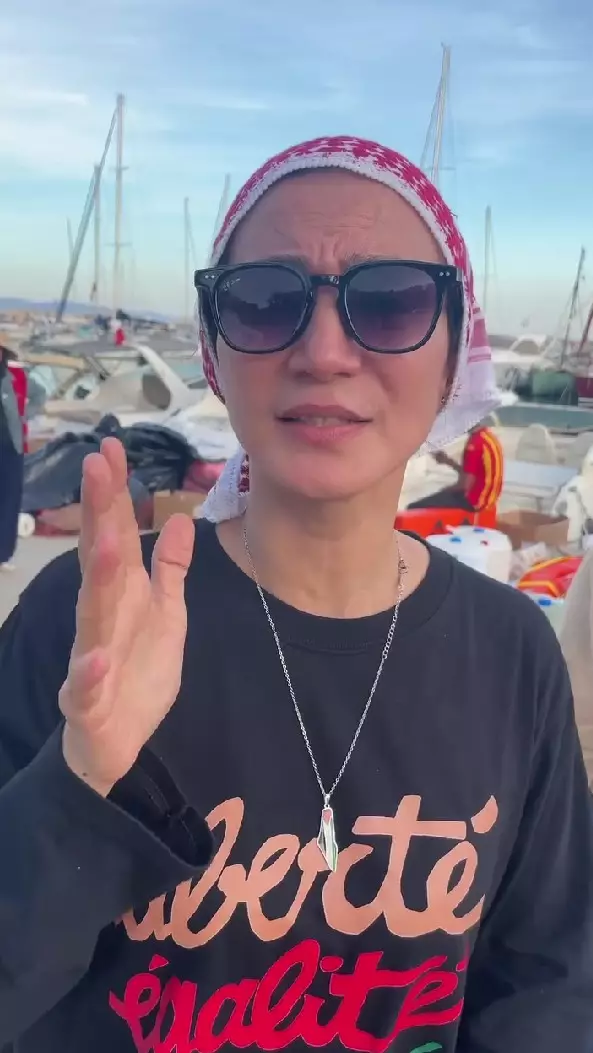 Wanda Hamidah bertahan di pelabuhan Tunisia © Instagram Wanda Hamidah bertahan di pelabuhan Tunisia © Instagram
