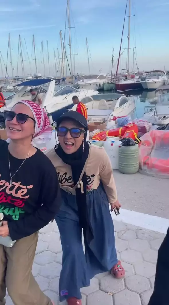 Wanda Hamidah bertahan di pelabuhan Tunisia © Instagram Wanda Hamidah bertahan di pelabuhan Tunisia © Instagram