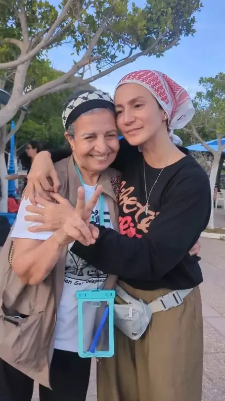 Wanda Hamidah bertahan di pelabuhan Tunisia © Instagram Wanda Hamidah bertahan di pelabuhan Tunisia © Instagram