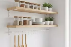 5 Desain rak dapur kayu dan bumbu gantung, bikin alat masak tertata rapi dan estetik