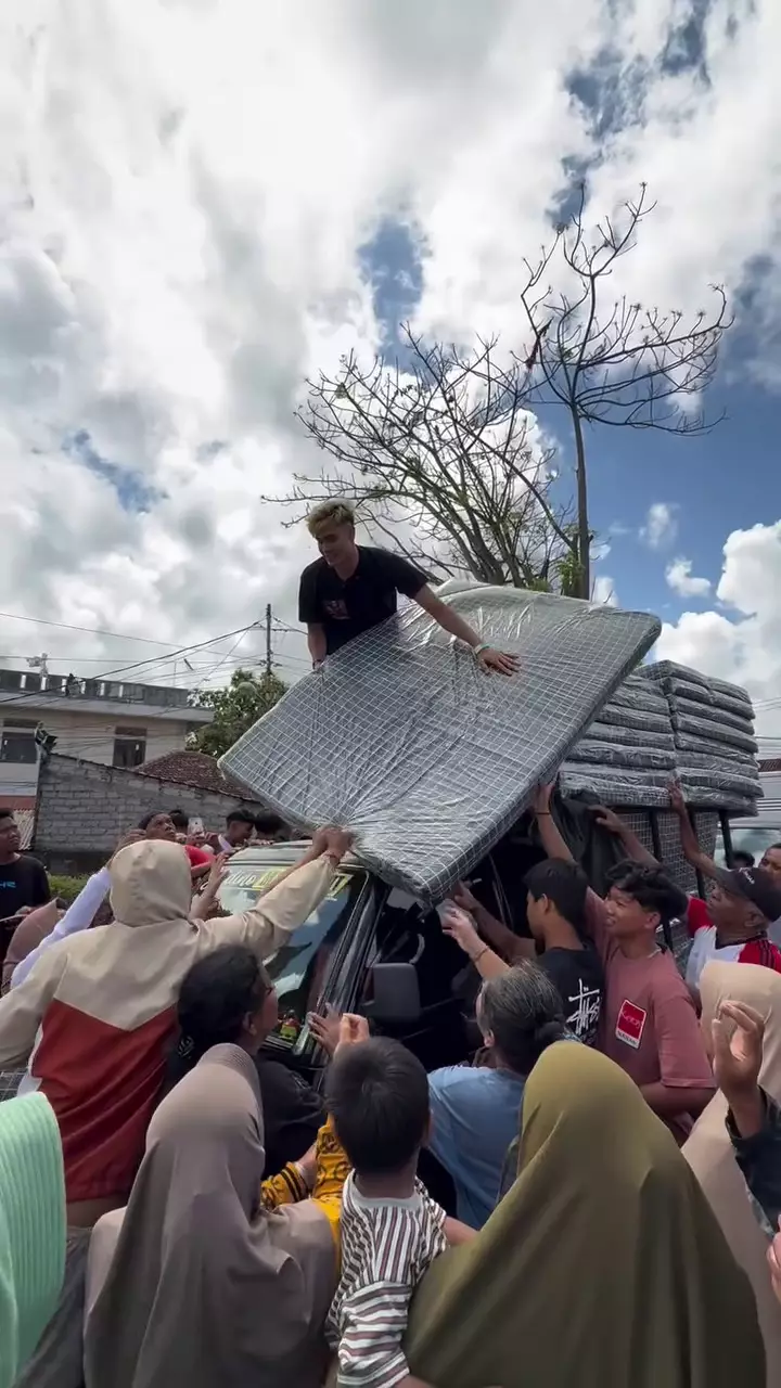 Aisar Khaled bagi-bagi bantuan bencana di Bali © 2025 Instagram
