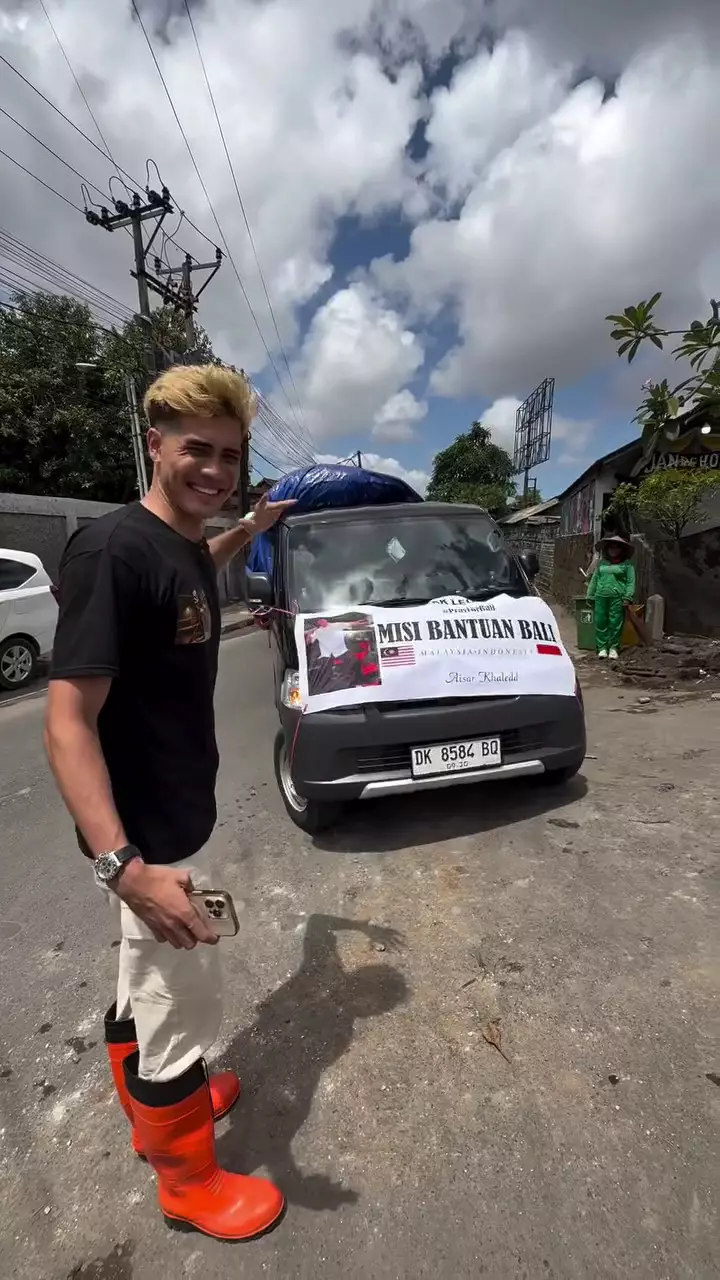 Aisar Khaled bagi-bagi bantuan bencana di Bali © 2025 Instagram