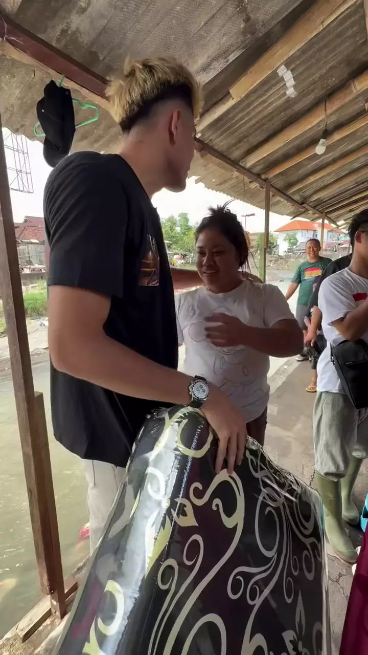 Aisar Khaled bagi-bagi bantuan bencana di Bali © 2025 Instagram