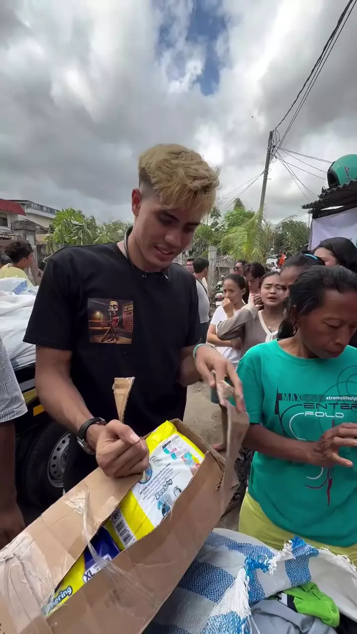 Aisar Khaled bagi-bagi bantuan bencana di Bali © 2025 Instagram