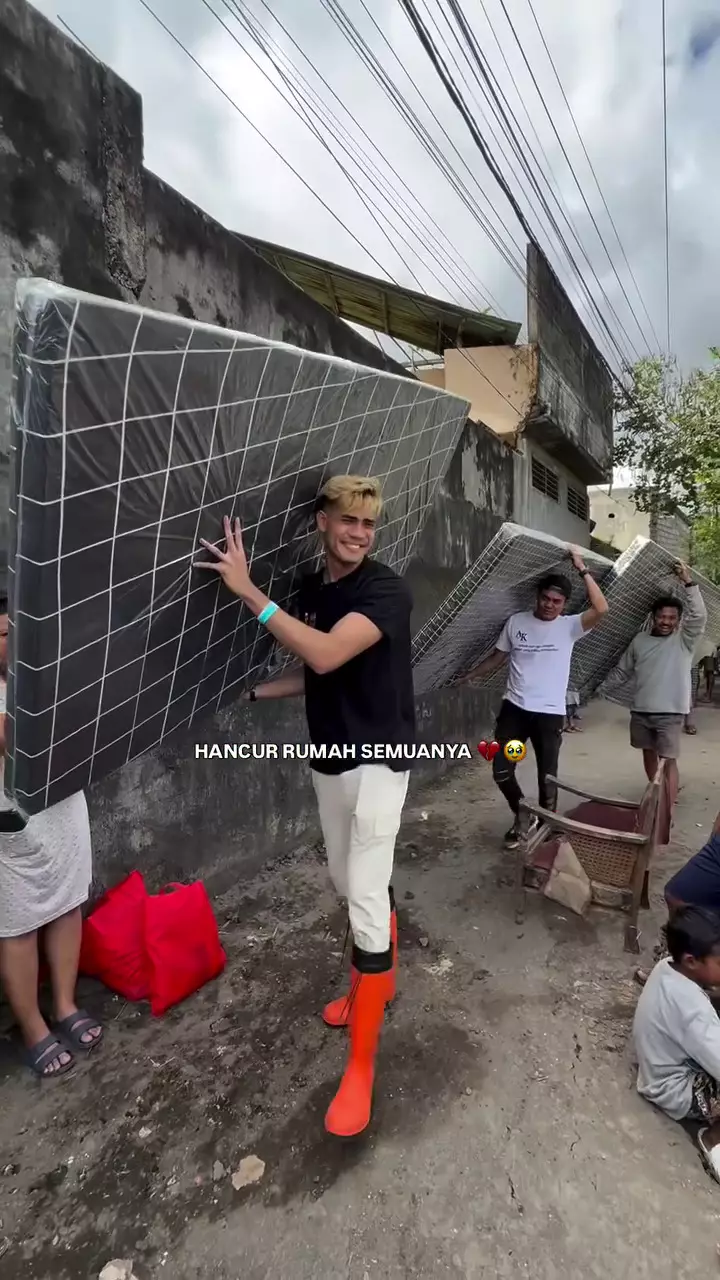 Aisar Khaled bagi-bagi bantuan bencana di Bali © 2025 Instagram