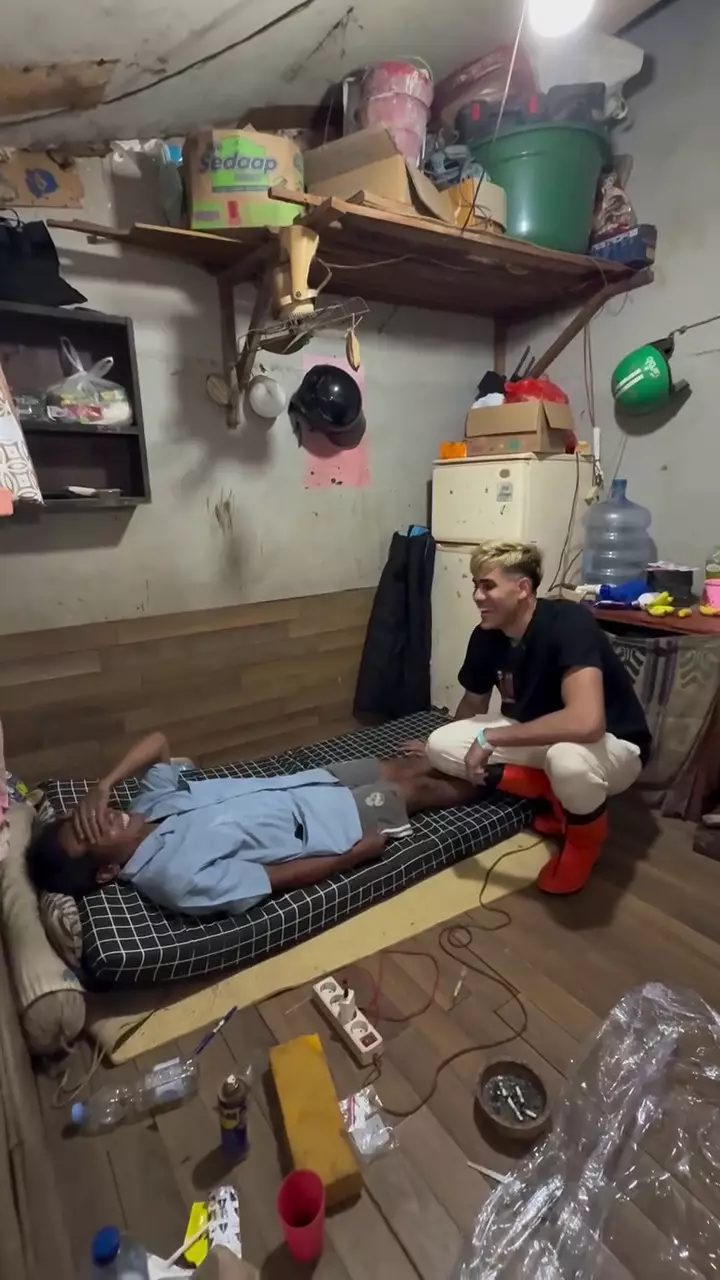 Aisar Khaled bagi-bagi bantuan bencana di Bali © 2025 Instagram