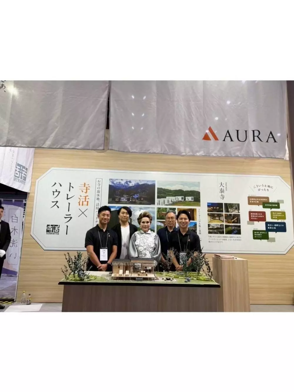 Dewi Soekarno hadiri pameran seni © Instagram