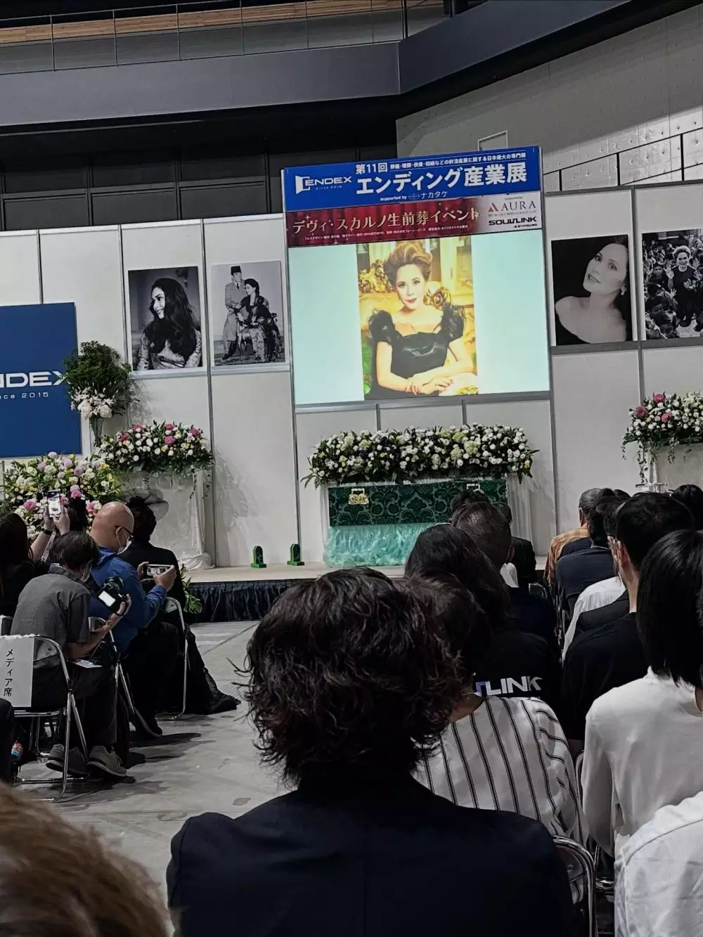 Dewi Soekarno hadiri pameran seni © Instagram