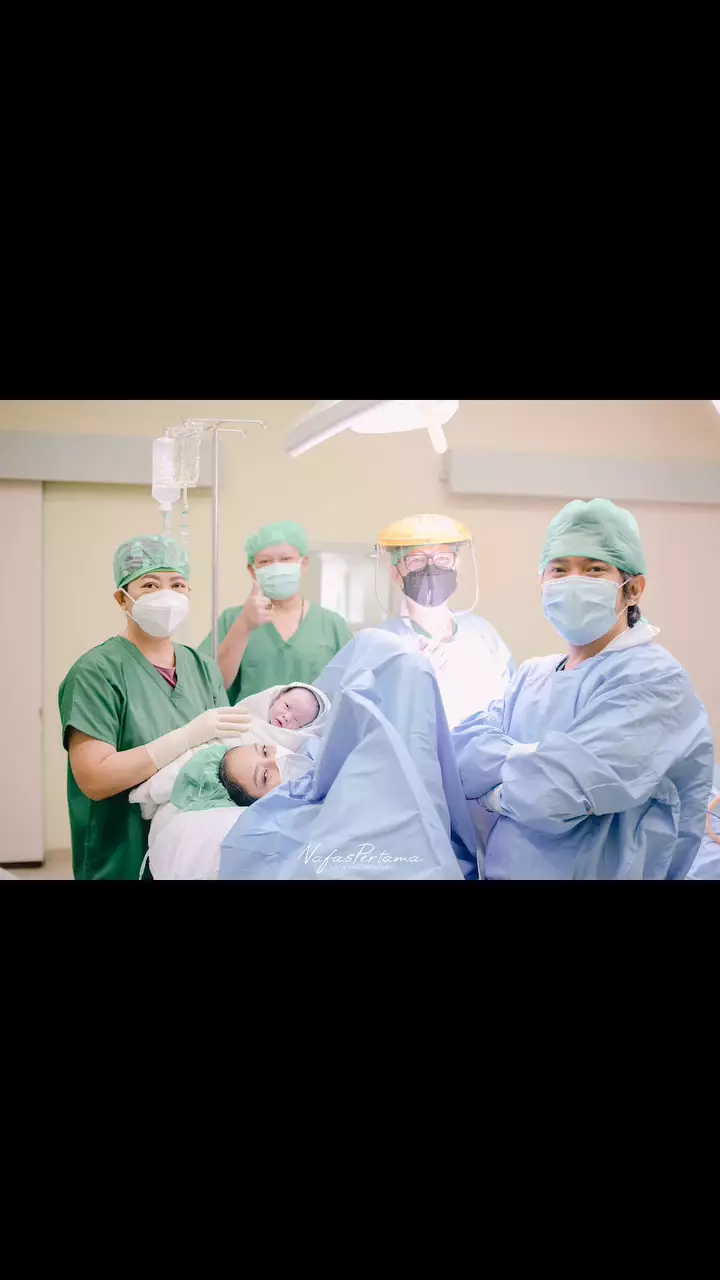 Ari Sigit dan anak ke-7 © 2025 Instagram