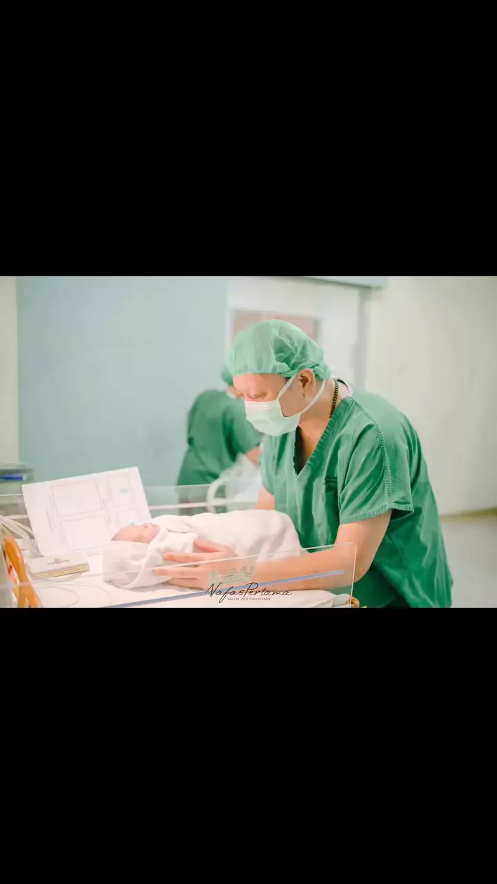 Ari Sigit dan anak ke-7 © 2025 Instagram