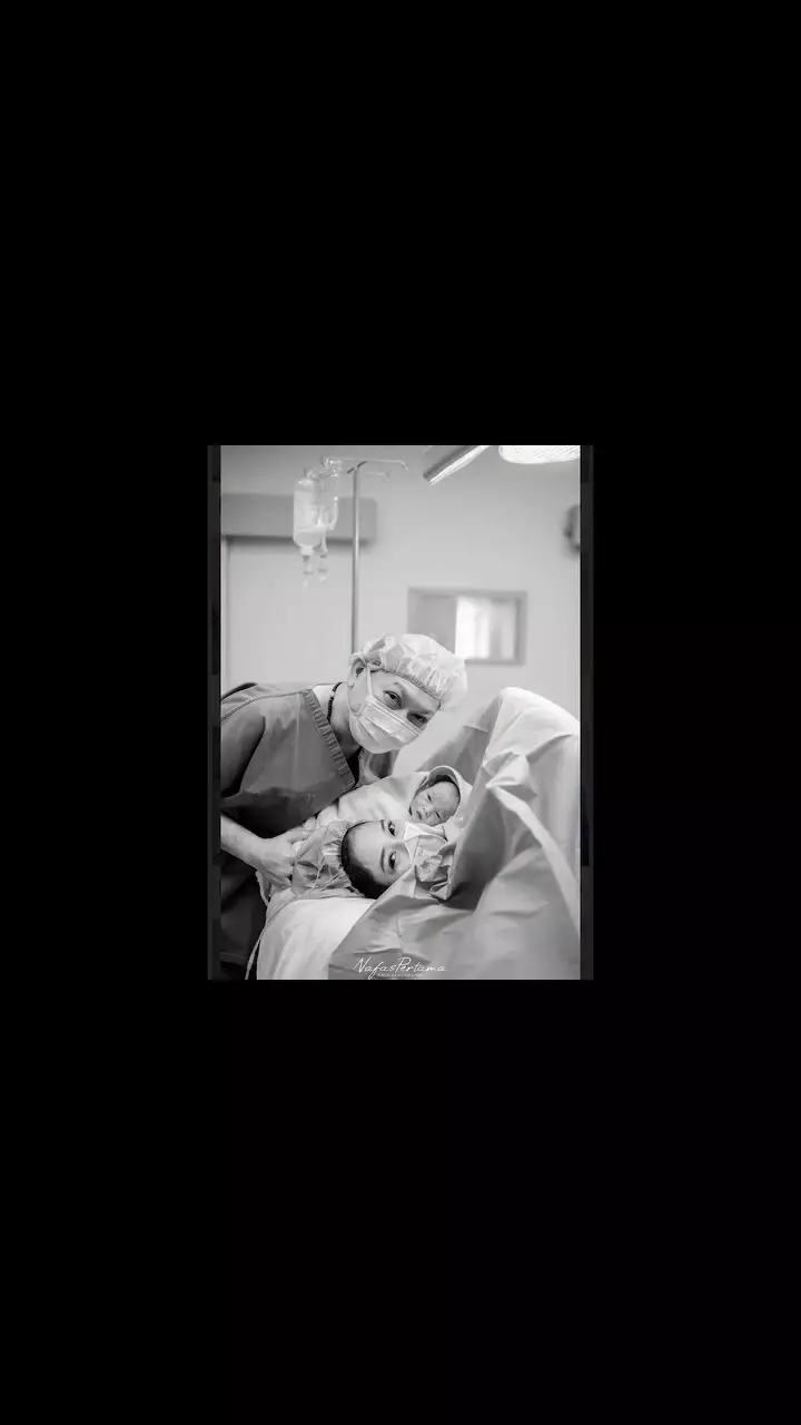 Ari Sigit dan anak ke-7 © 2025 Instagram