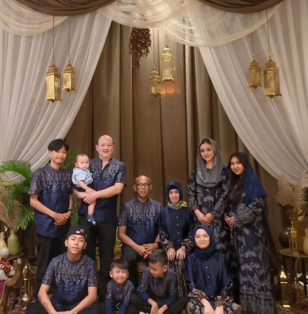 Ari Sigit dan anak ke-7 © 2025 Instagram