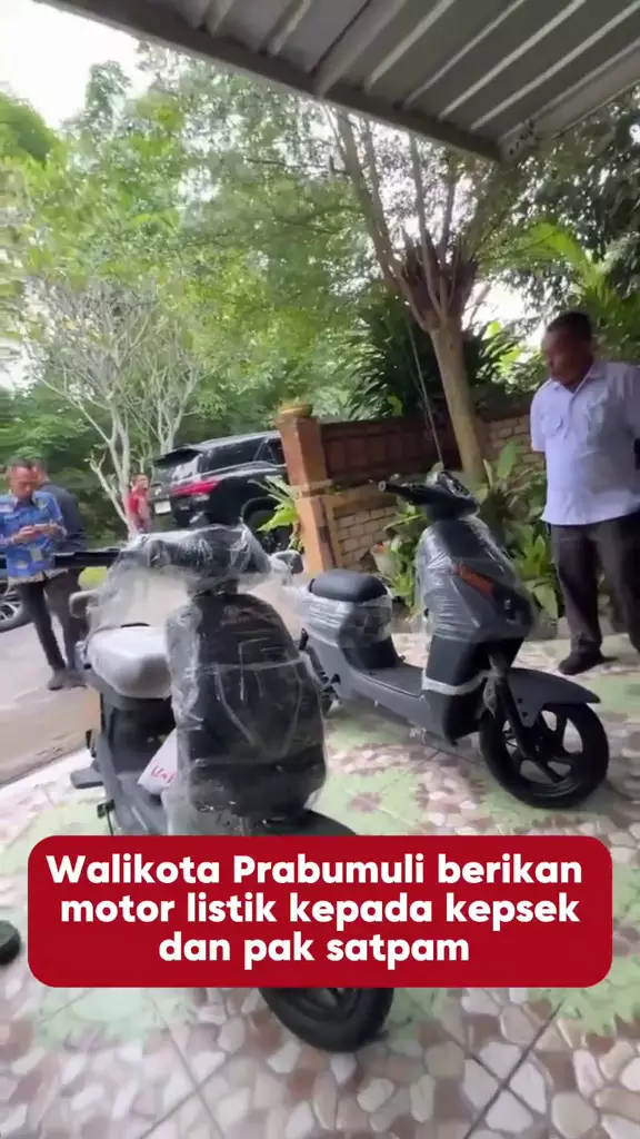 Walikota Prabumulih berikan motor listrik © 2025 brilio.net Walikota Prabumulih berikan motor listrik © 2025 brilio.net