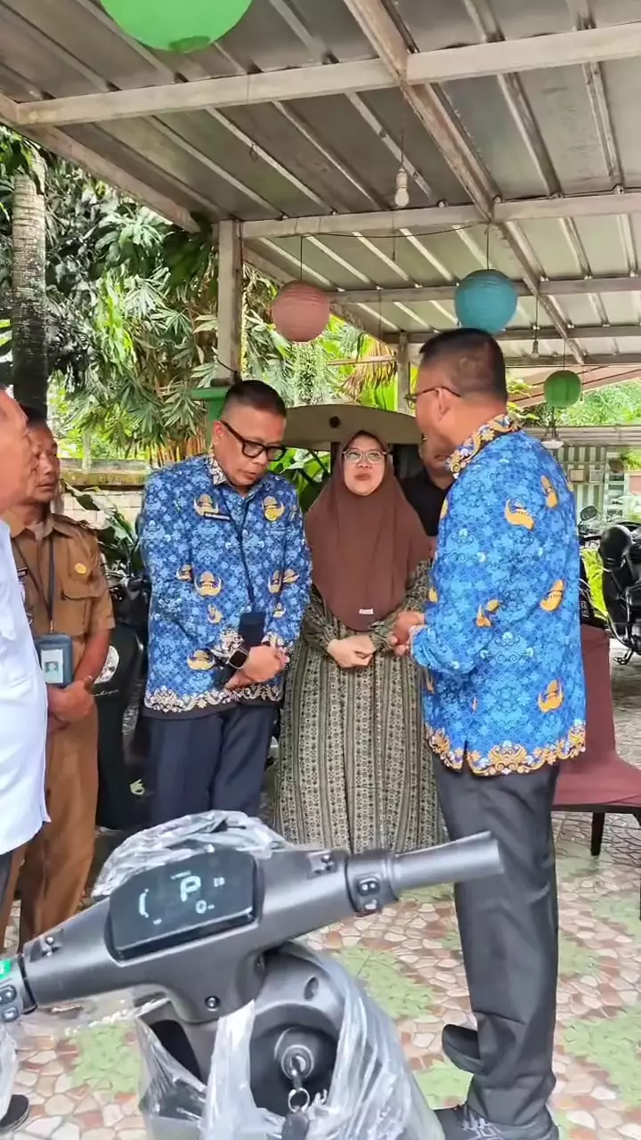 Walikota Prabumulih berikan motor listrik © 2025 brilio.net Walikota Prabumulih berikan motor listrik © 2025 brilio.net