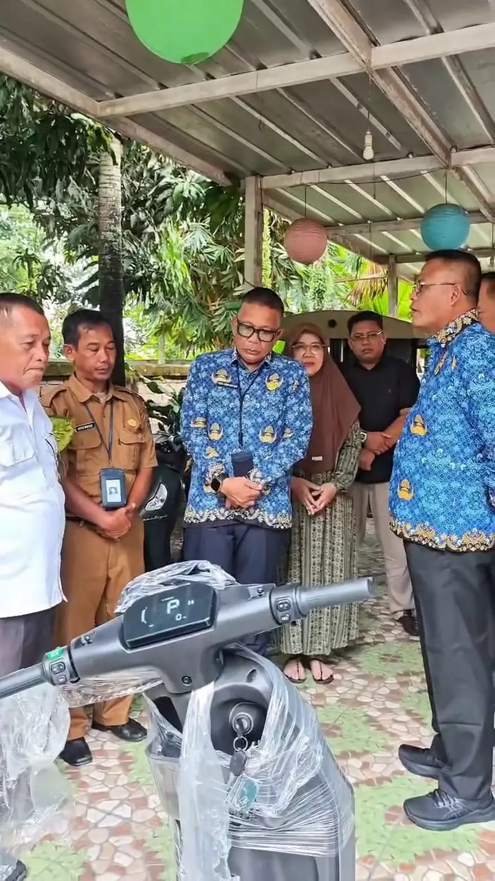 Walikota Prabumulih berikan motor listrik © 2025 brilio.net Walikota Prabumulih berikan motor listrik © 2025 brilio.net