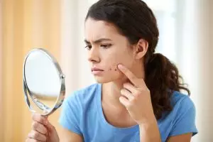 7 Foundation ampuh menutupi jerawat di bawah Rp200 ribu, flawless dan tak bikin pori-pori tersumbat