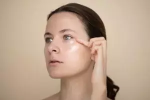 10 Eye cream mengatasi mata panda untuk usia 30 tahun, ramah di kantong harga di bawah Rp 150 ribu