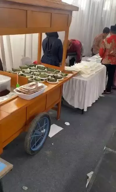 Potret kondangan dengan menu nggak biasa TikTok Potret kondangan dengan menu nggak biasa TikTok