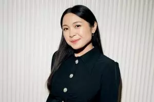 Hasilkan wajah natural dengan andalkan skintint, ini tutorial makeup sat set ala Bernadya