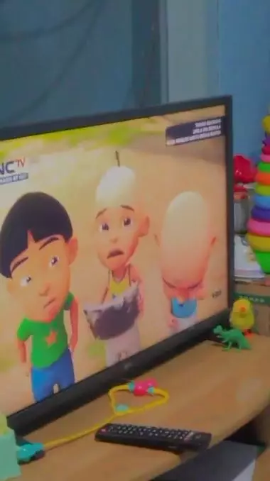 Momen kocak anak shalat menghadap tv TikTok