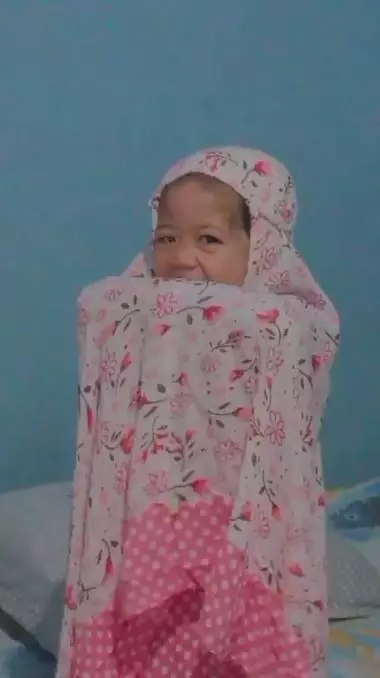 Momen kocak anak shalat menghadap tv TikTok