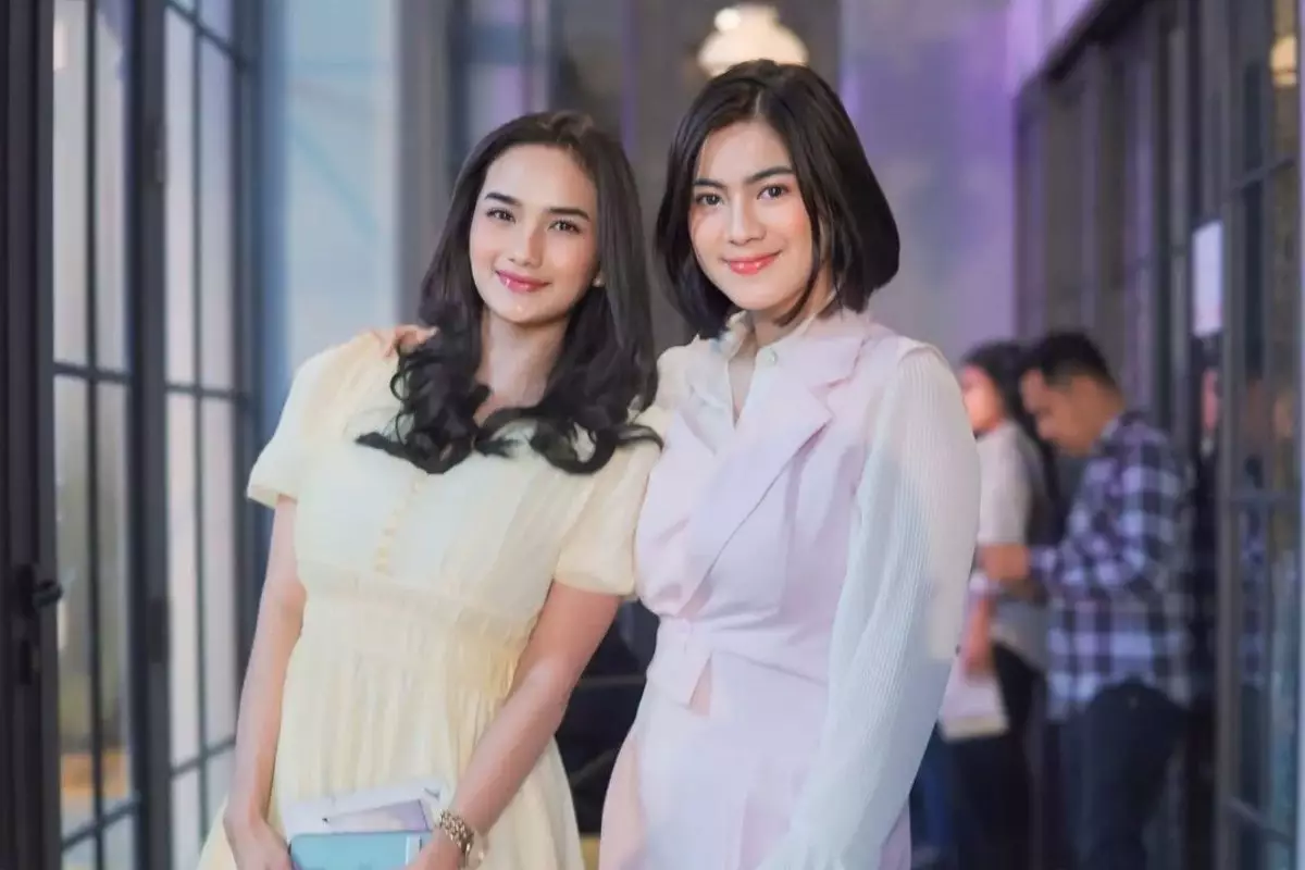 Main bareng di Dunia Terbalik, intip 10 potret persahabatan Felicya Angelista dan Faby Marcelia