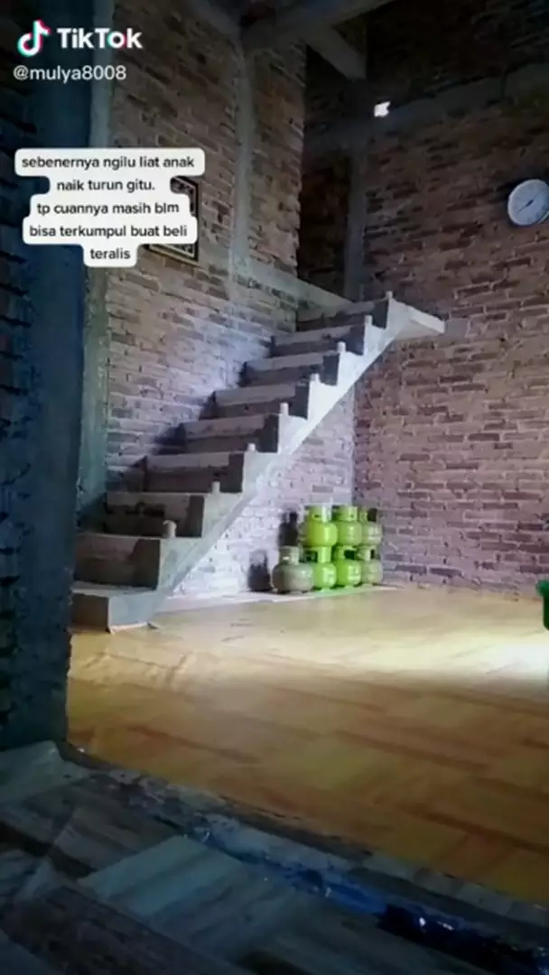 tangga aneh bisa tembus © TikTok tangga aneh bisa tembus © TikTok