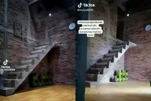 Potret tangga di rumah ini bikin bingung yang lihat, tampak buntu tapi ada pintu menuju ruangan