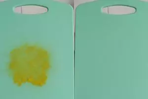 Talenan plastik yang menguning bekas kunyit bikin pusing? Begini cara membersihkan pakai jeruk nipis