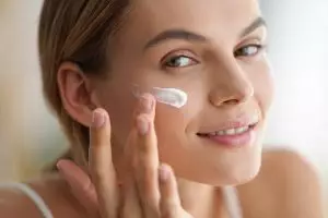10 Moisturizer mengandung panthenol, ampuh redakan iritasi dan jaga skin barrier di bawah Rp100 ribu