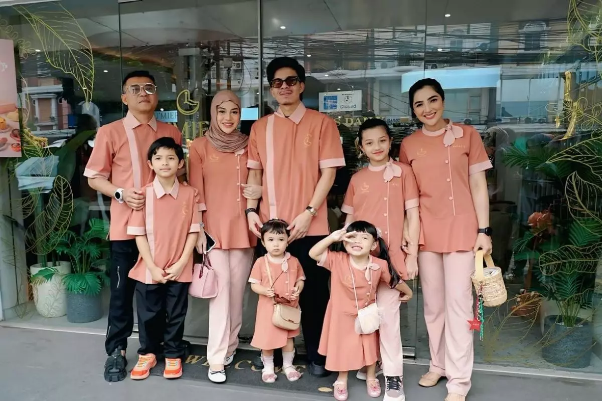 10 Potret kompaknya keluarga Anang Hermansyah dan Ashanty pakai baju kembar, outfit family goals