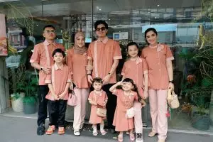10 Potret kompaknya keluarga Anang Hermansyah dan Ashanty pakai baju kembar, outfit family goals