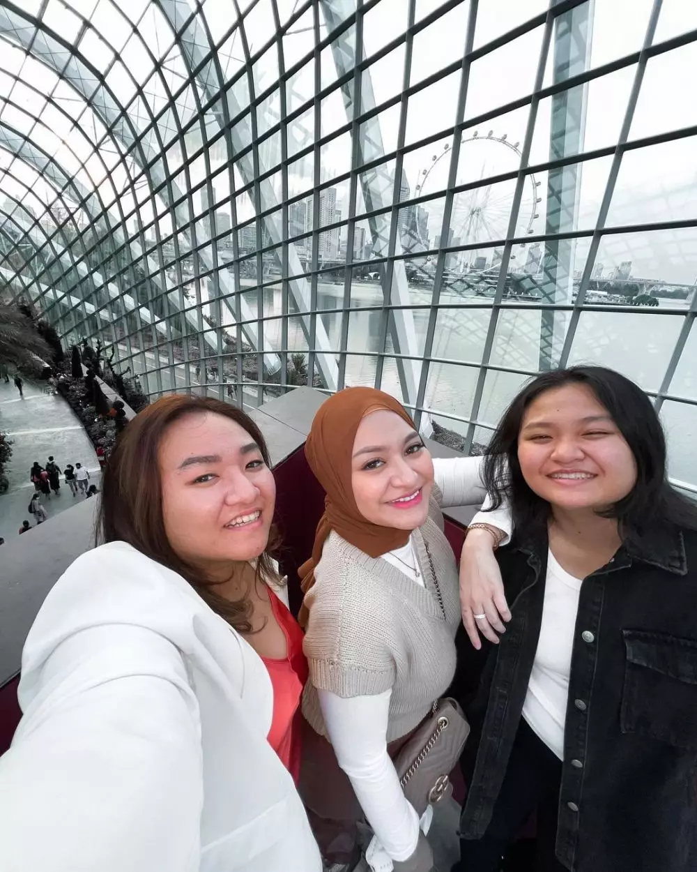 Potret Nathalie Holscher dan kedua adik © berbagai sumber Potret Nathalie Holscher dan kedua adik © berbagai sumber