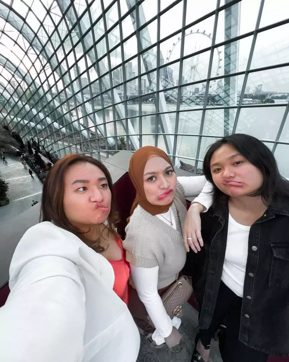 Potret Nathalie Holscher dan kedua adik © berbagai sumber Potret Nathalie Holscher dan kedua adik © berbagai sumber