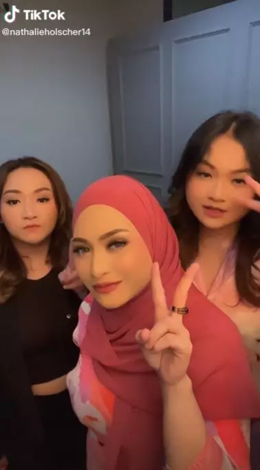 Potret Nathalie Holscher dan kedua adik © berbagai sumber Potret Nathalie Holscher dan kedua adik © berbagai sumber