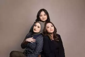 Saling dukung dalam suka dan duka, intip 11 potret Nathalie Holscher bareng adik-adiknya, kompak abis