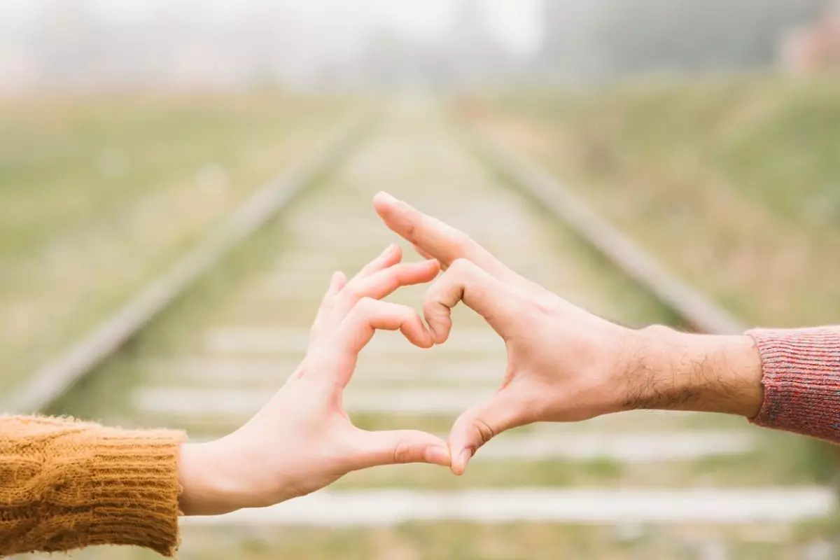 100 Kata-kata cinta lucu bikin baper terbaru 2025, penghangat hubungan biar makin romantis