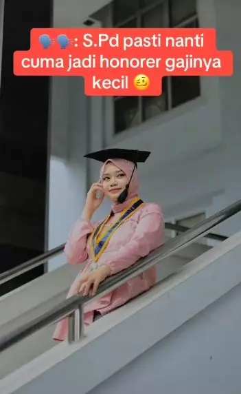 Dicibir sarjana pendidikan cuma jadi honorer © TikTok Dicibir sarjana pendidikan cuma jadi honorer © TikTok