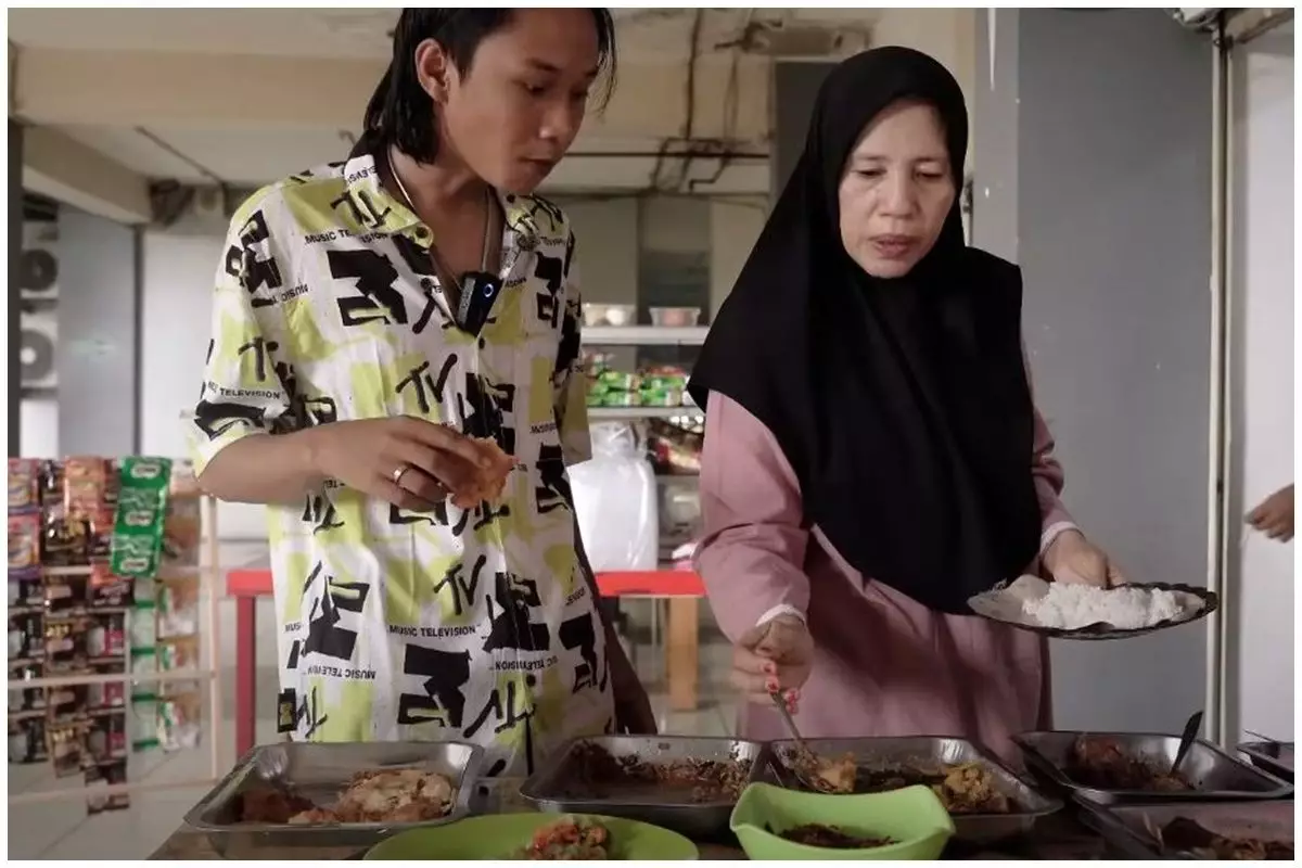 7 Potret warung milik Fajar Sadboy, masakan Gorontalo autentik di Jakarta yang bikin lidah meleleh