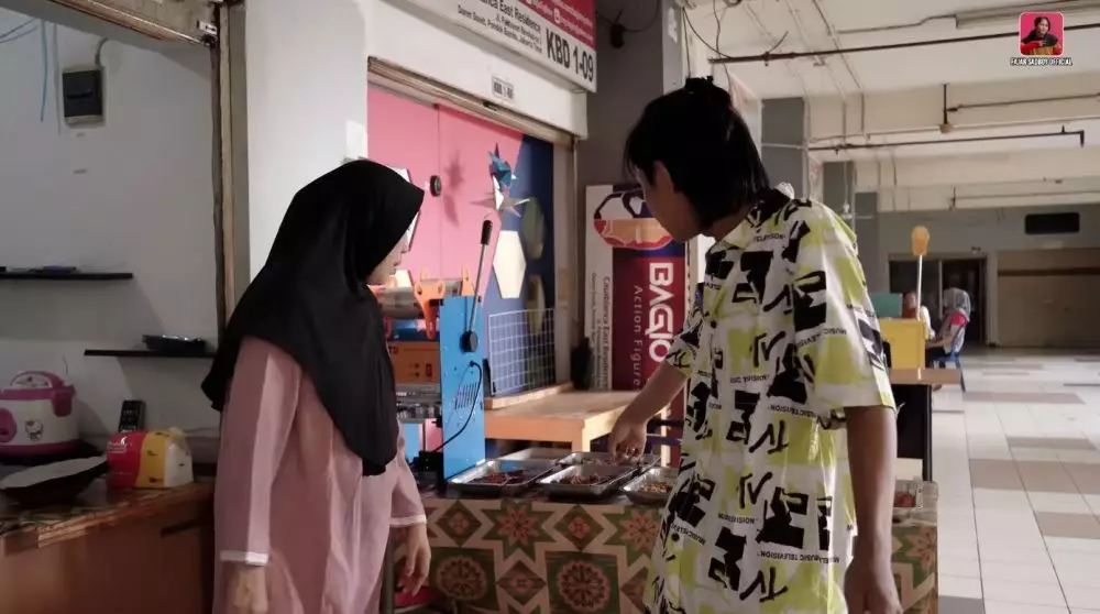 Potret warung Fajar Sad Boy © 2025 YouTube Potret warung Fajar Sad Boy © 2025 YouTube