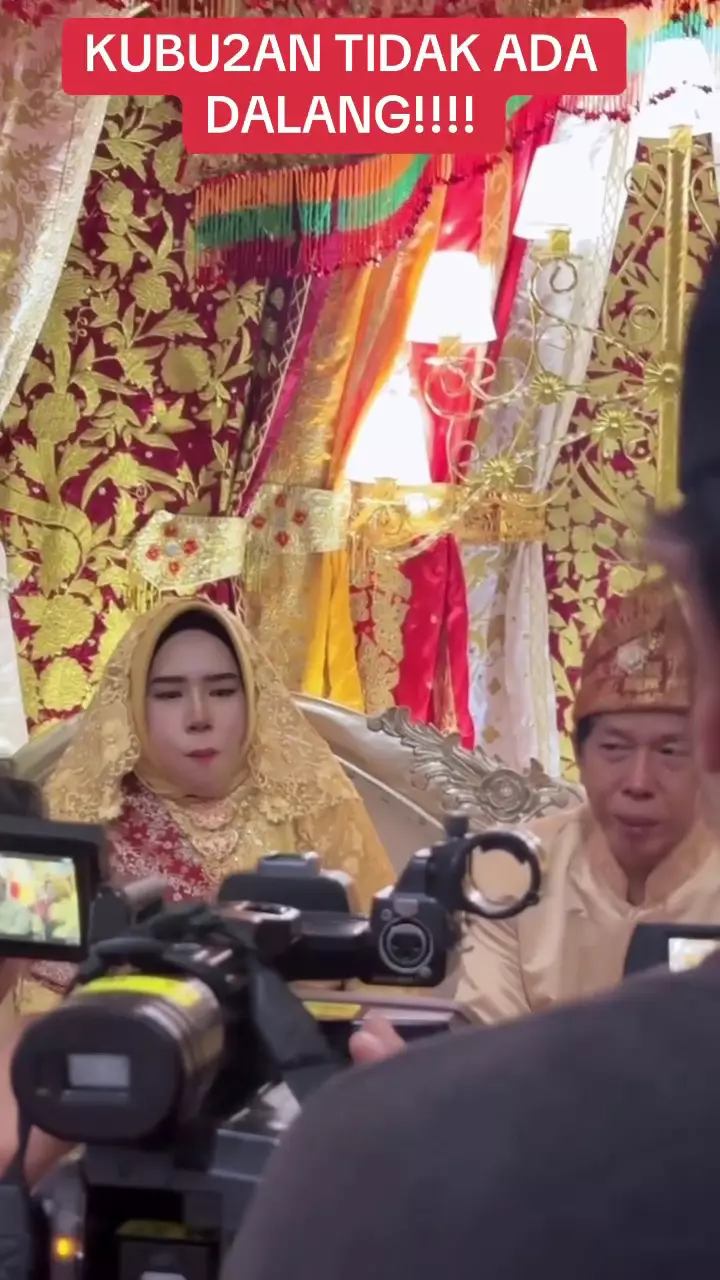 Potret Kiwil bareng istri dan mantan istri di nikahan anak © 2025 brilio.net Potret Kiwil bareng istri dan mantan istri di nikahan anak © 2025 brilio.net