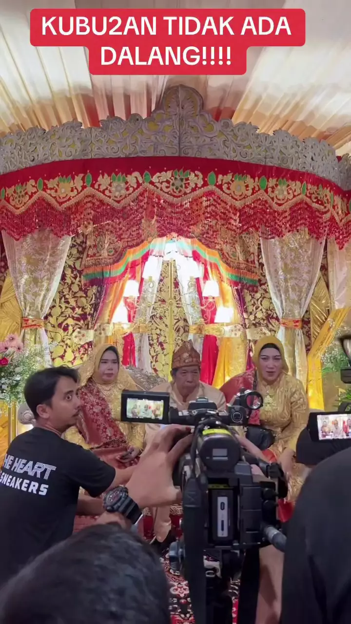 Potret Kiwil bareng istri dan mantan istri di nikahan anak © 2025 brilio.net Potret Kiwil bareng istri dan mantan istri di nikahan anak © 2025 brilio.net