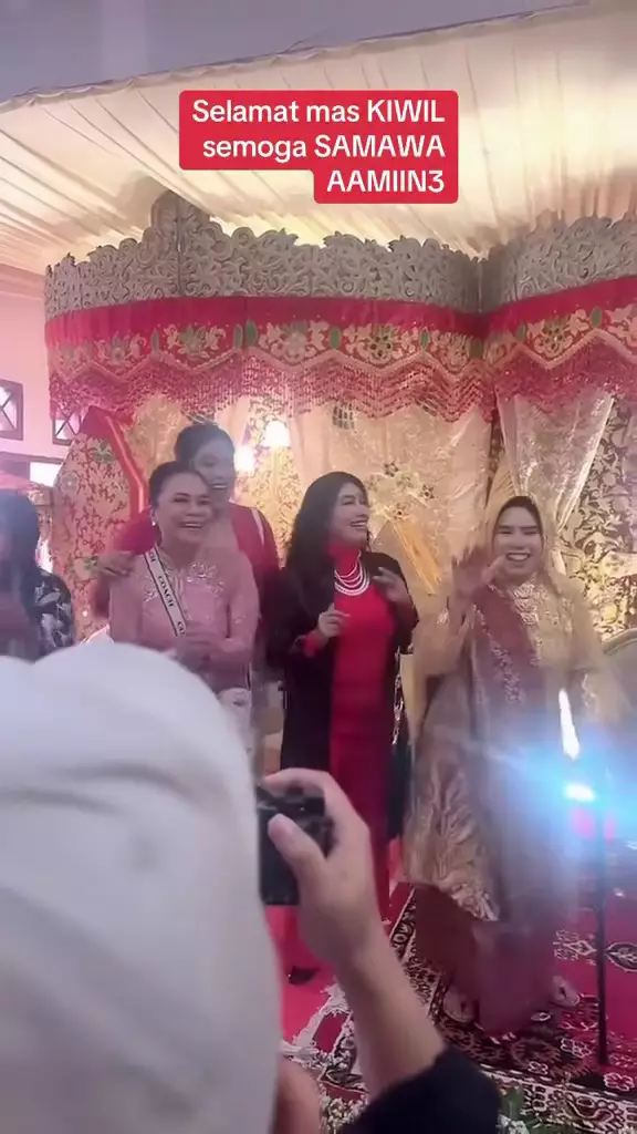 Potret Kiwil bareng istri dan mantan istri di nikahan anak © 2025 brilio.net Potret Kiwil bareng istri dan mantan istri di nikahan anak © 2025 brilio.net
